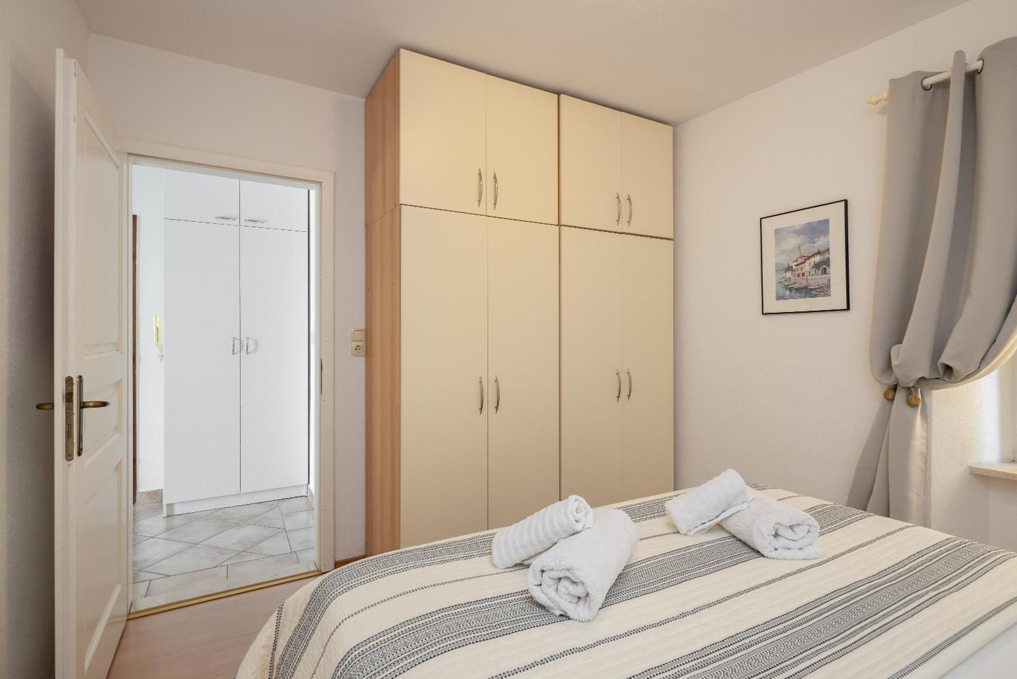 Galatea - Town Centre With Free Parking *